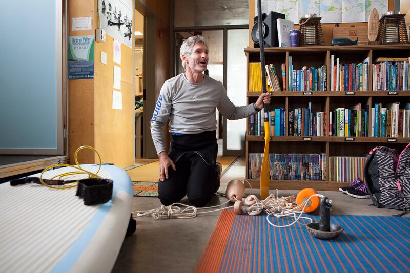 articles/2015/06/15/new-york-s-best-yoga-class-is-on-a-paddleboard/land-rover-shire-paddleboard-yoga-embed-1_z0eg8a
