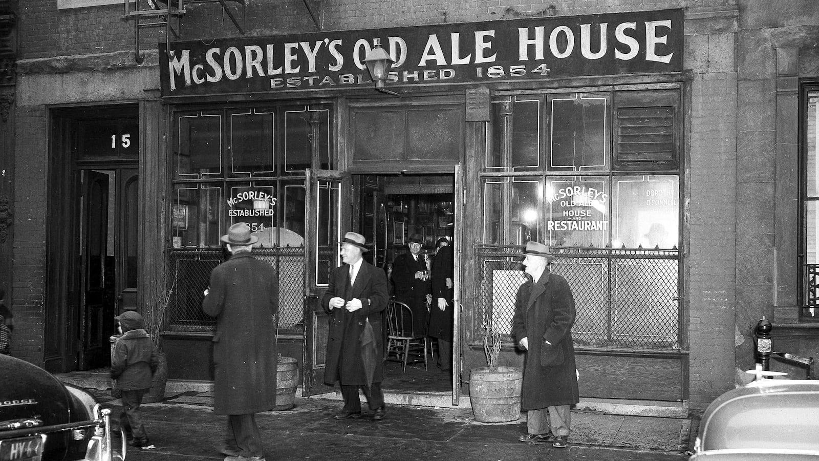 articles/2017/03/06/new-york-s-first-irish-bar/170303-rothbaum-irish-bars-nyc-tease_r8hgrl