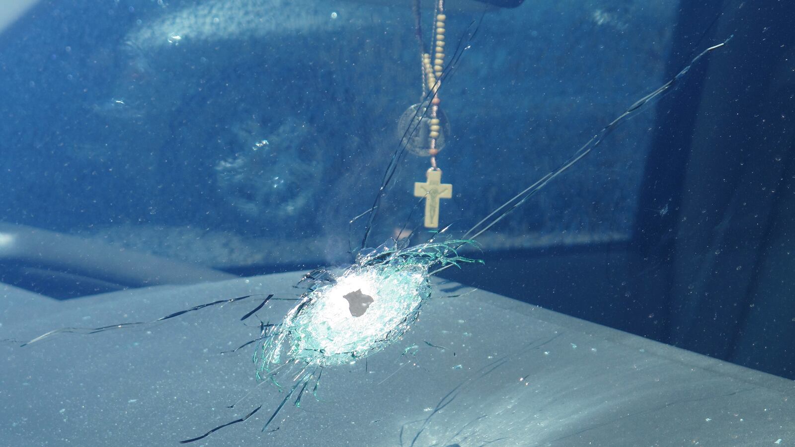 articles/2015/09/11/vigilantes-hunt-mystery-highway-shooter/150910-nestel-arizona-tease_h2ozyx