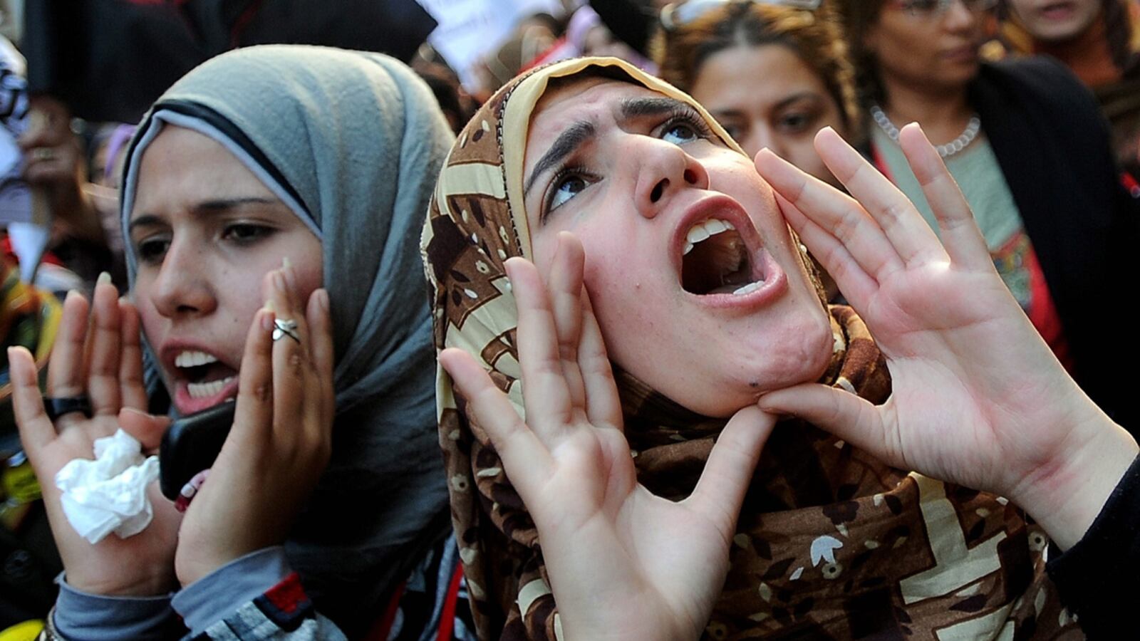 articles/2011/12/20/egyptian-military-police-beating-a-female-protestor-produces-fury-and-an-apology/egypt-women-protest-topol_xxktut