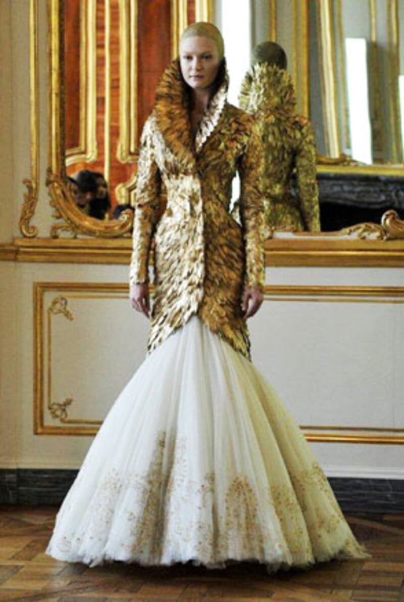 galleries/2010/03/09/alexander-mcqueen-s-last-collection/murphy-mcqueen-paris---13_f6cq3f