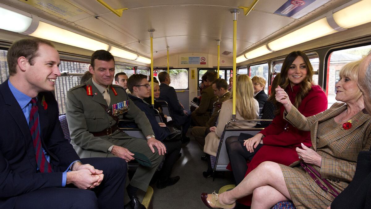 articles/2013/11/07/windsor-love-fest-as-will-and-kate-meet-barbara-on-london-bus/kate-popies1_sejob9