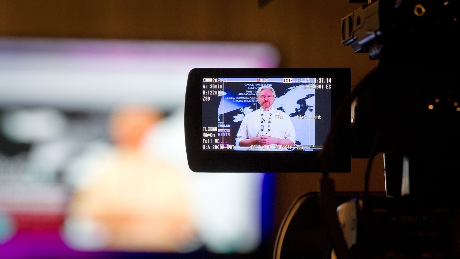 articles/2013/04/16/how-julian-assange-fooled-the-media-once-again/130411-Moynihan-Assange-tease_werr2u