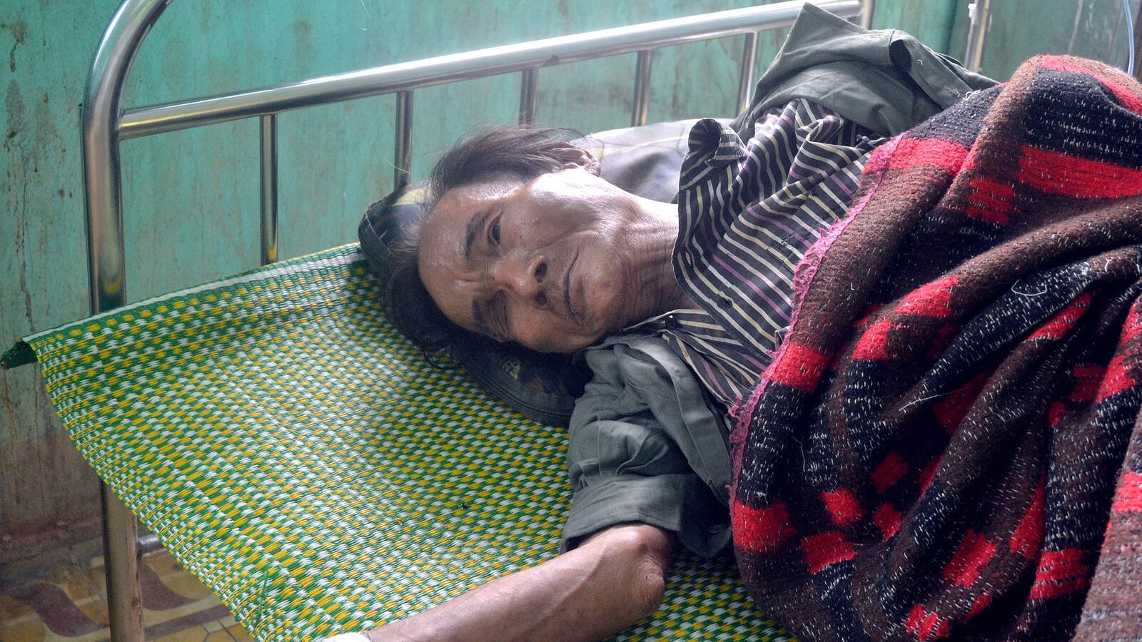 cheats/2013/08/09/vietnamese-father-and-son-found-hiding-in-jungle-for-42-years/130809-vietnam-cheat_xanmjk