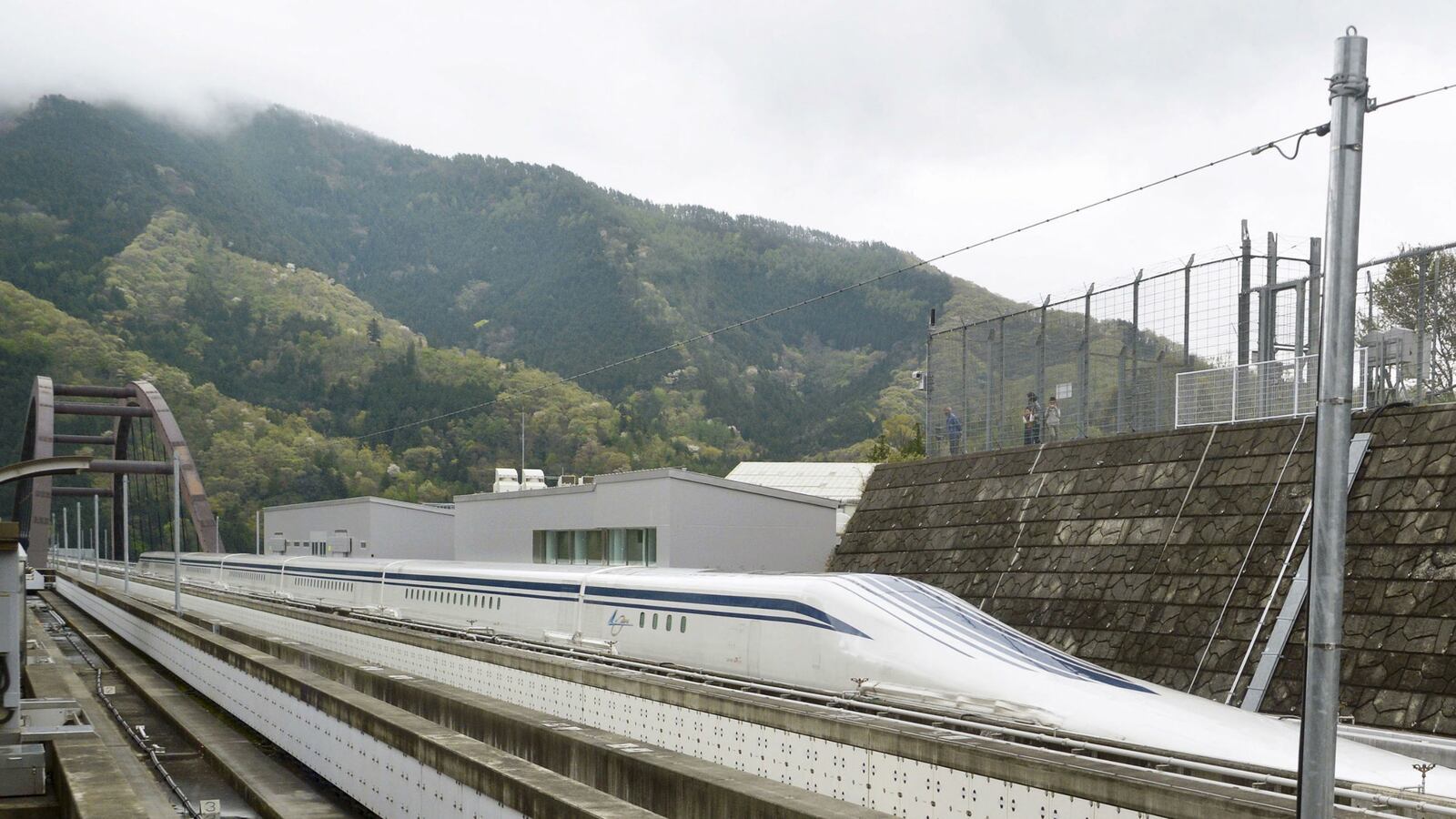 cheats/2015/04/21/japanese-train-breaks-world-speed-record/150421-train-cheat_yzlx2i