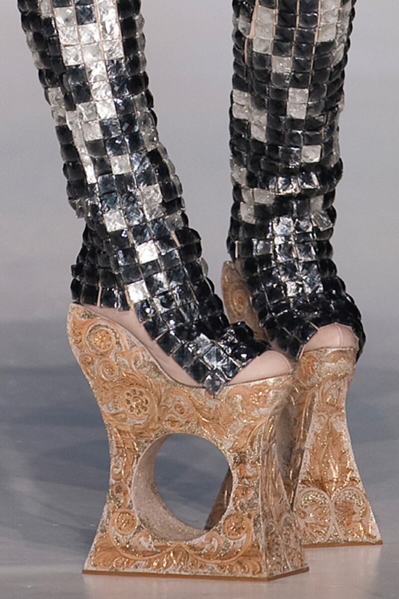 galleries/2010/10/08/killer-heels/high-heels---guo-pei_rftyks