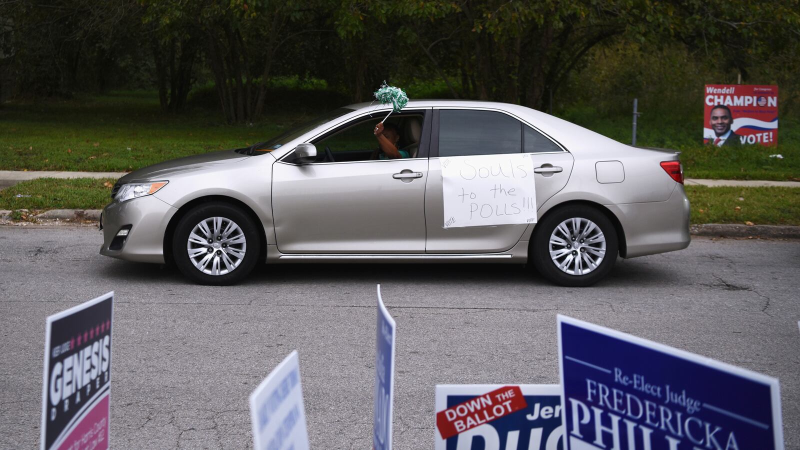 2020-11-01T021746Z_1307179367_RC22UJ9CNGZ3_RTRMADP_3_USA-ELECTION-HOUSTON_salw4n