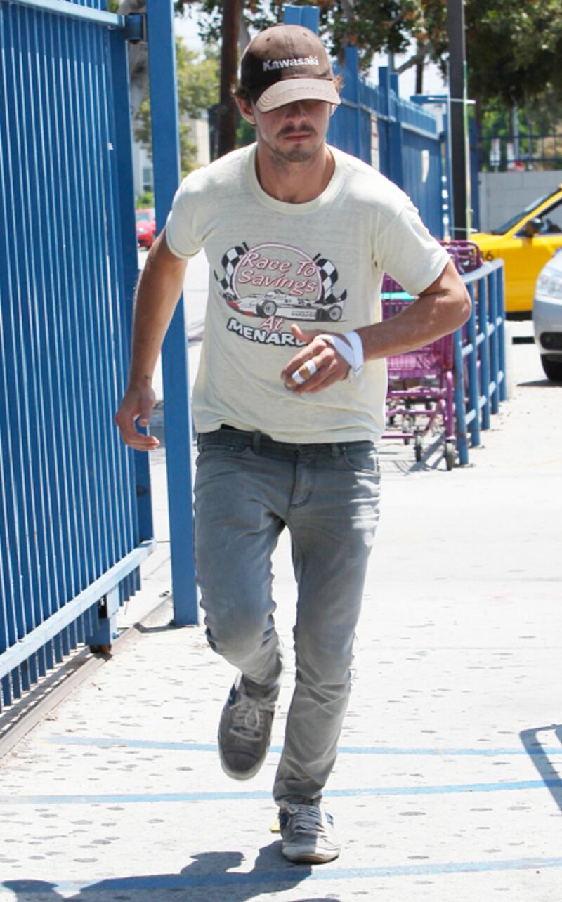 galleries/2010/11/04/15-celebrity-marathoners/celeb-marathoners---labeouf_vgvz7d