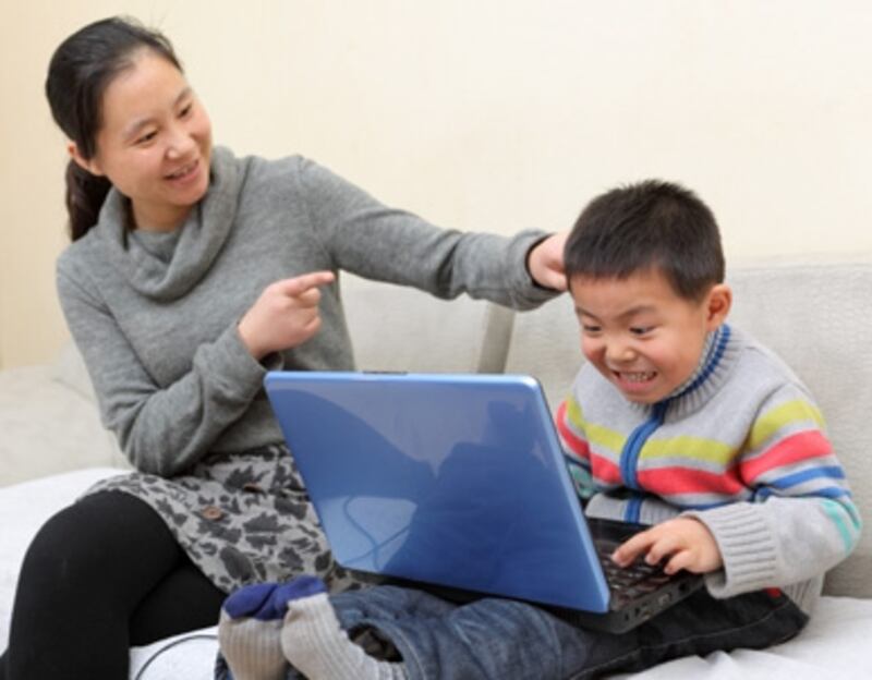 articles/2011/01/15/why-chinese-moms-act-crazy/hung-chinese-motherhood_153164_dd9fj4
