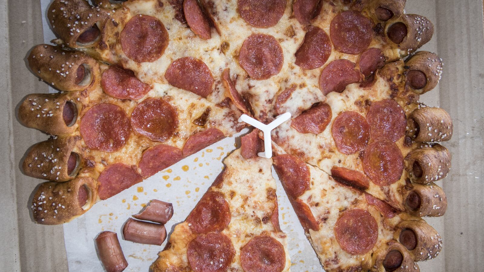 articles/2015/06/16/we-ate-the-hot-dog-pizza-and-lived/150615-joiner-pizza-dogs-tease_bqresp