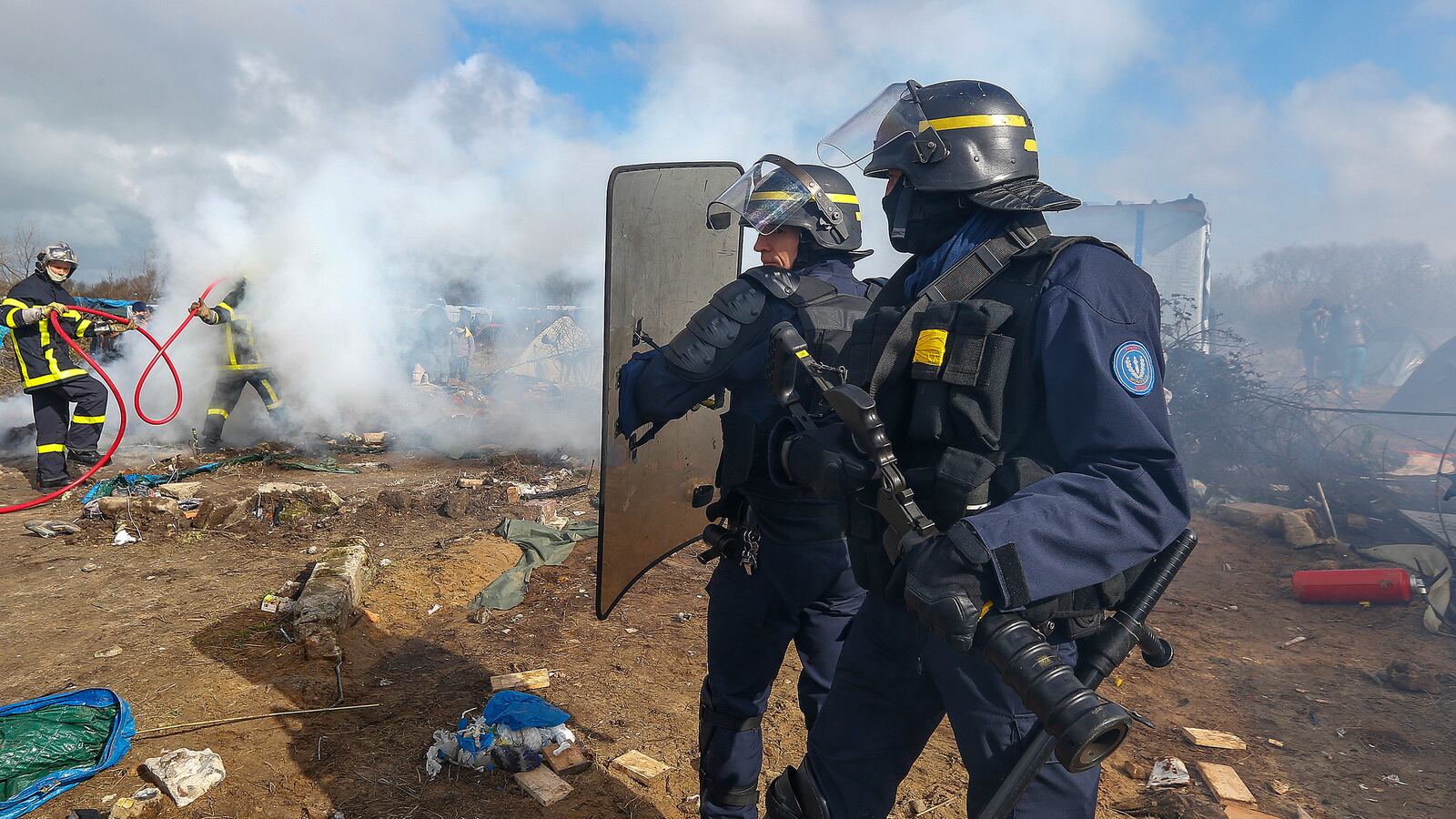 galleries/2016/03/01/police-dismantle-jungle-in-calais/160304-calais-police2_xgevit