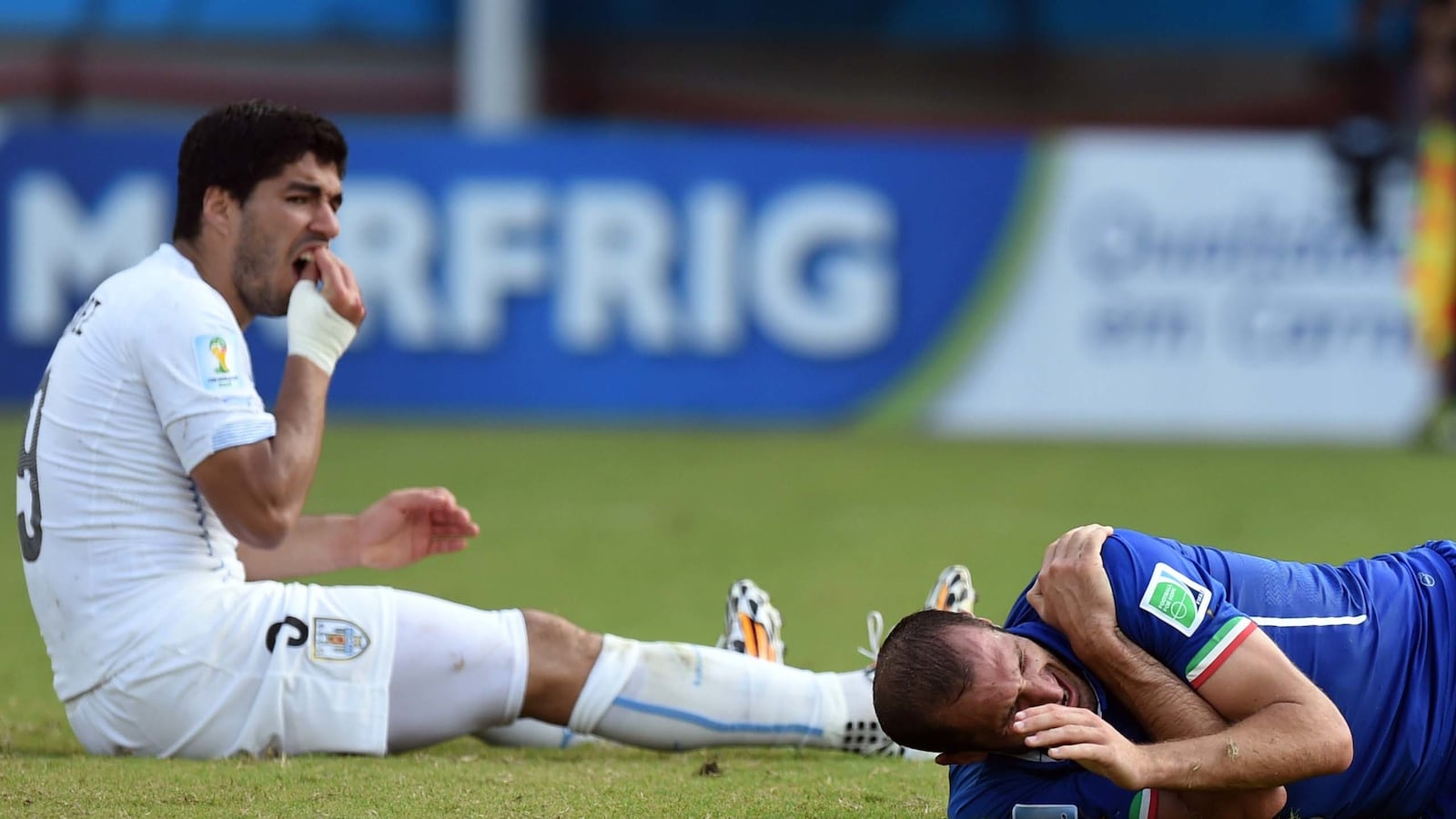 cheats/2014/06/24/uruguay-s-suarez-bites-italian-chiellini/140624-world-cup-biting-cheat_vf78yq