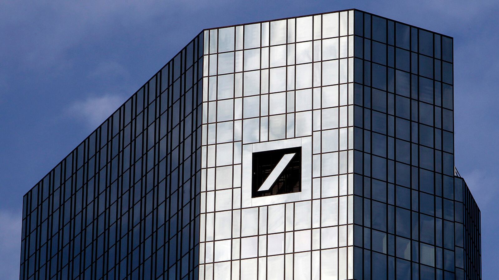 cheats/2011/12/07/letter-bomb-sent-to-germany-bank/deutsche-bank-frankfurt-cheat_bboqeg