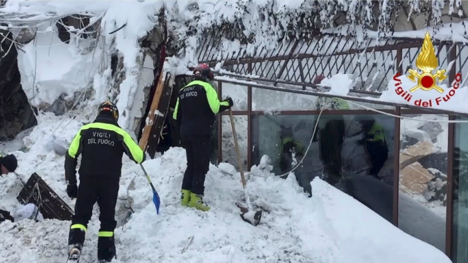 cheats/2017/01/20/6-found-alive-in-italian-hotel-hit-by-avalanche/170120-italy-avalanche-cheat_fu8cwp