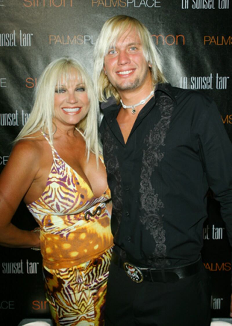 galleries/2011/05/03/celebrity-cradle-robbers/cradle-robbers---hogan_bxctae