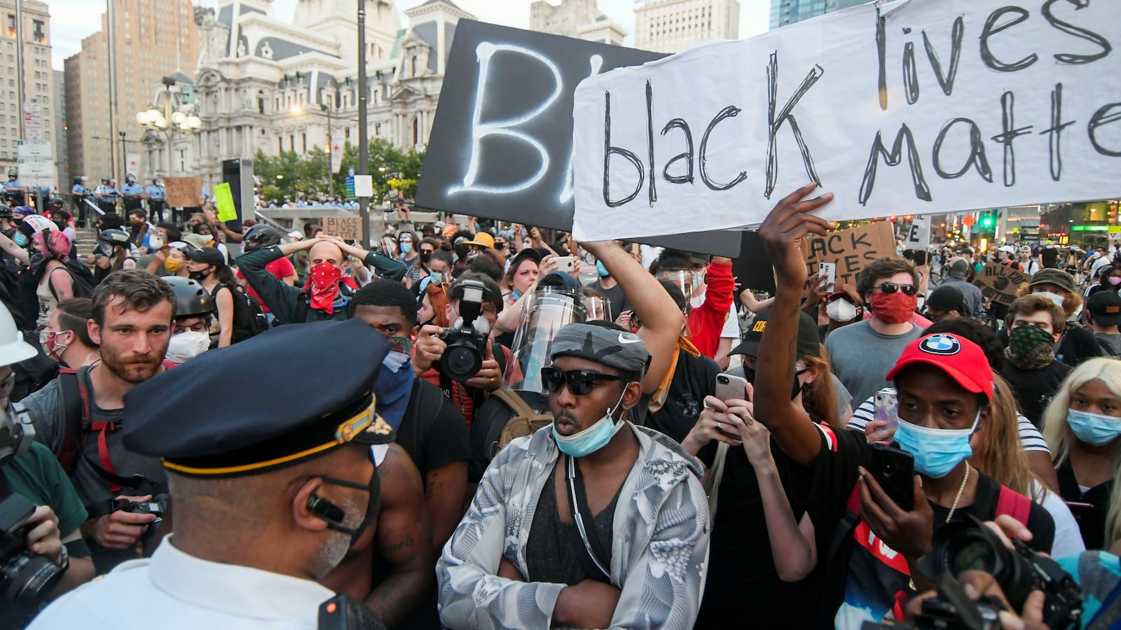 2020-06-07T162656Z_737028071_RC2G4H9ALTKT_RTRMADP_3_MINNEAPOLIS-POLICE-PROTESTS-PHILADELPHIA_hmrewl