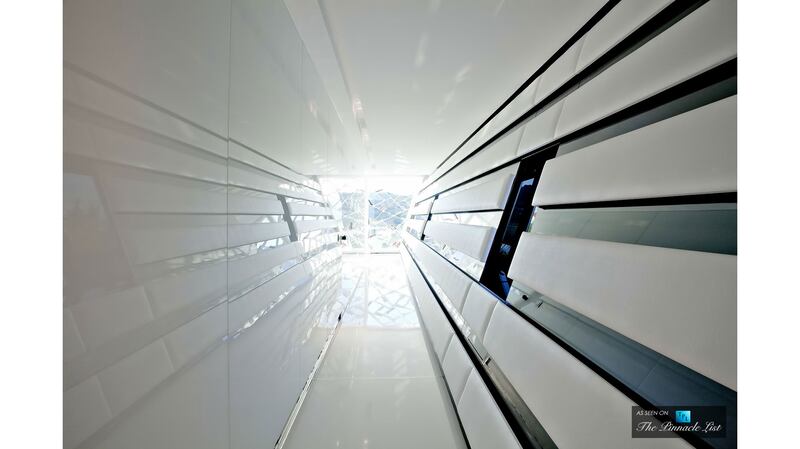 171008-mcnearney-omg-i-want-this-house-18_ln44fi