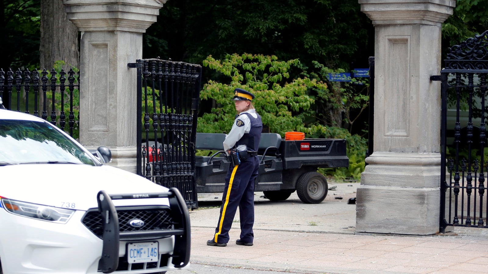 2020-07-03T144407Z_1079820510_RC2QLH9593MB_RTRMADP_3_CANADA-POLICE_dut0n5