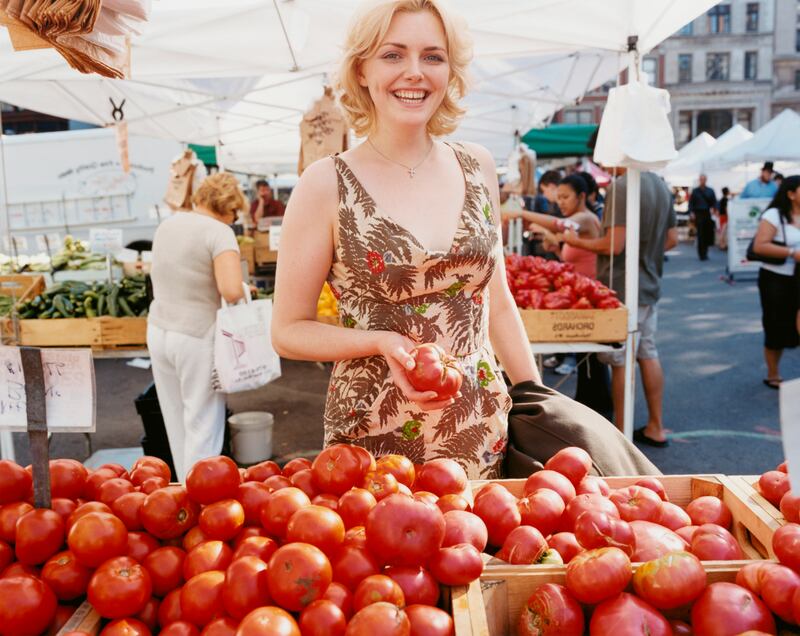 galleries/2013/08/14/models-in-the-kitchen/sophie-dahl-models-kitchen-gal_k9ndrf