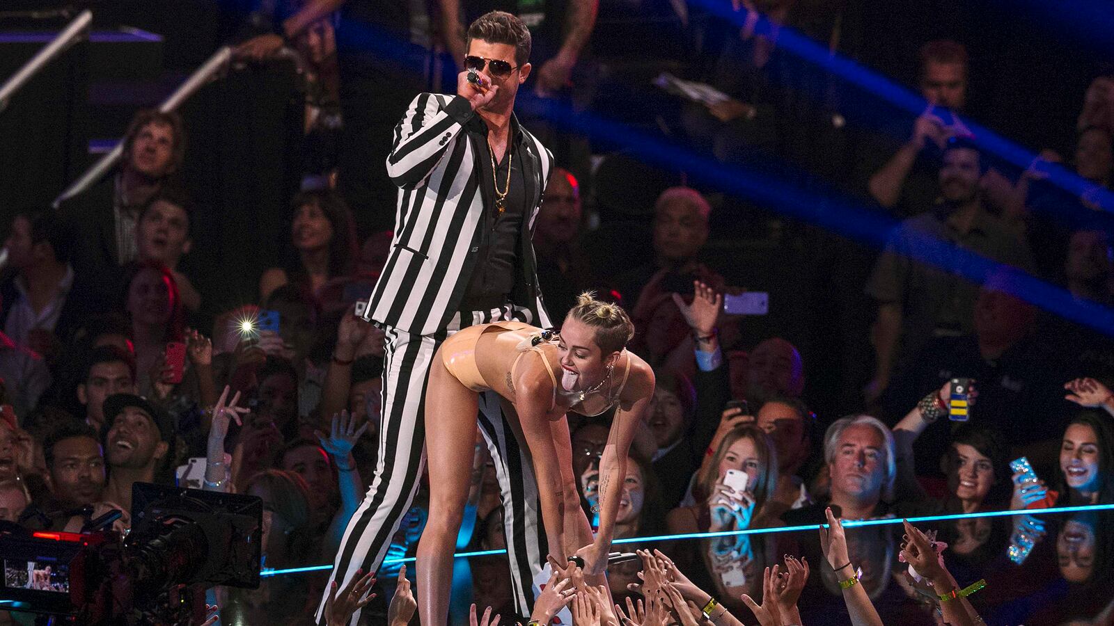 cheats/2013/08/31/oxford-adds-twerk-to-online-dictionary/130829-weird-cheat-sheet-dictionary_mrjtdi