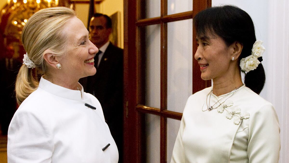 cheats/2011/12/01/clinton-meets-aung-san-suu-kyi/hillary-clinton-burma-aung-san-suu-kyi-cheat_ofdogi