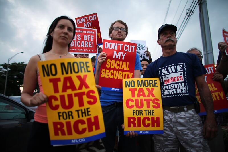 articles/2012/12/19/obama-boehner-congress-need-to-get-fiscal-cliff-deal-done-now/big-fiscal-cliff-avlon_qfnq1q