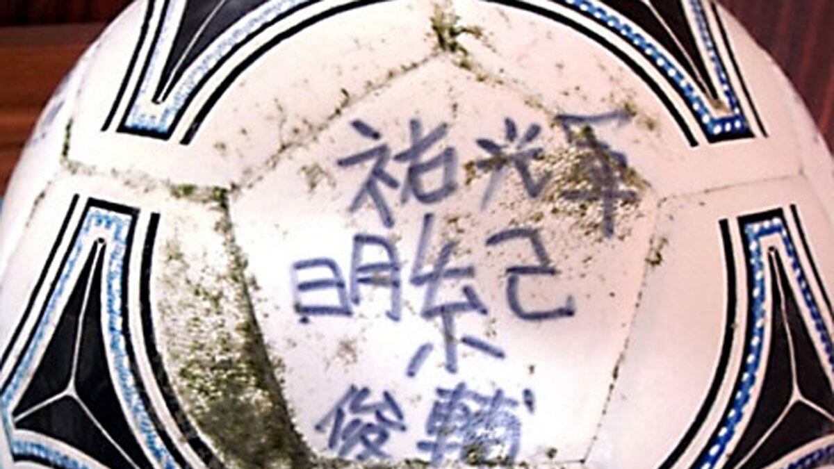 cheats/2012/04/23/tsunami-soccer-ball-lands-in-alaska/japan-tsunami-soccer-ball-found-in-alaska-cheat_zt8d06