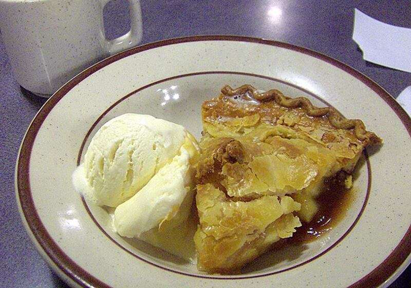 galleries/2010/11/16/25-deadliest-pies/pies---apple-pie-dennys_jbisb6