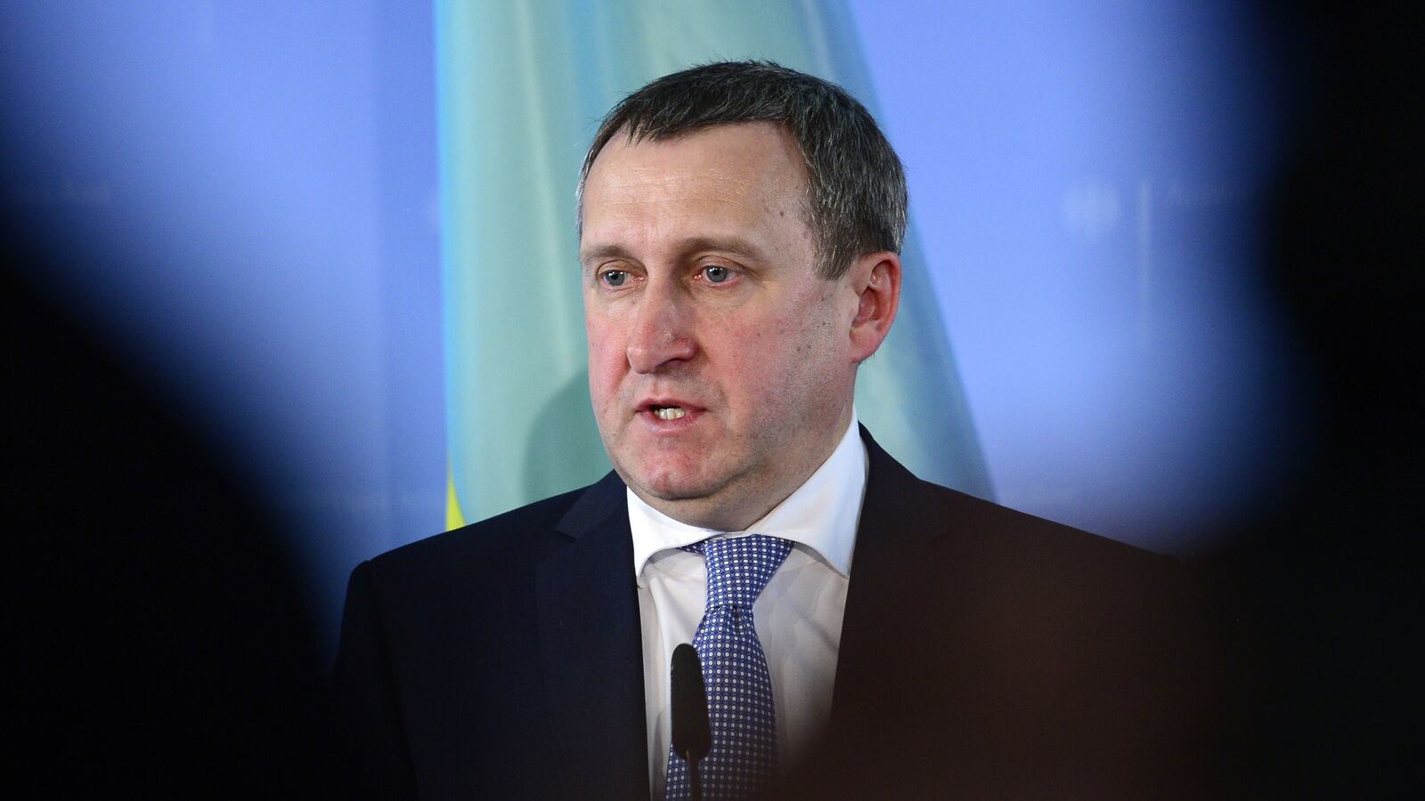 cheats/2014/06/15/ukraine-minister-putin-is-a-d-head/140615-deshchytsia-cheat_zgxtxh