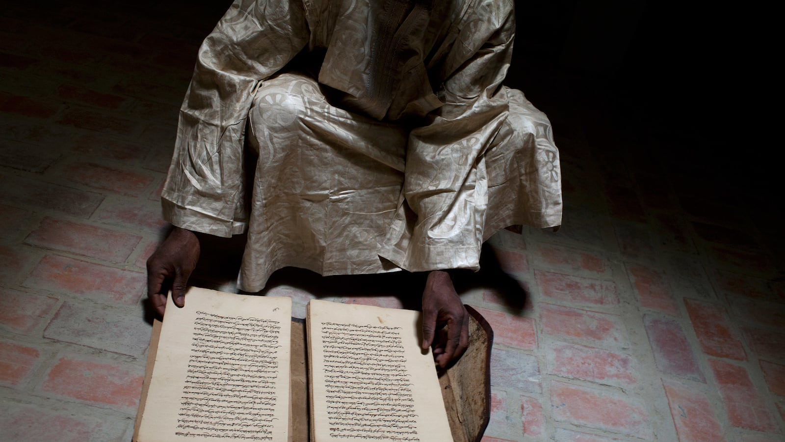 articles/2016/06/04/how-timbuktu-s-bad-ass-librarian-got-lucky/160603-hammer-timbuktu-library-tease_dspw2f