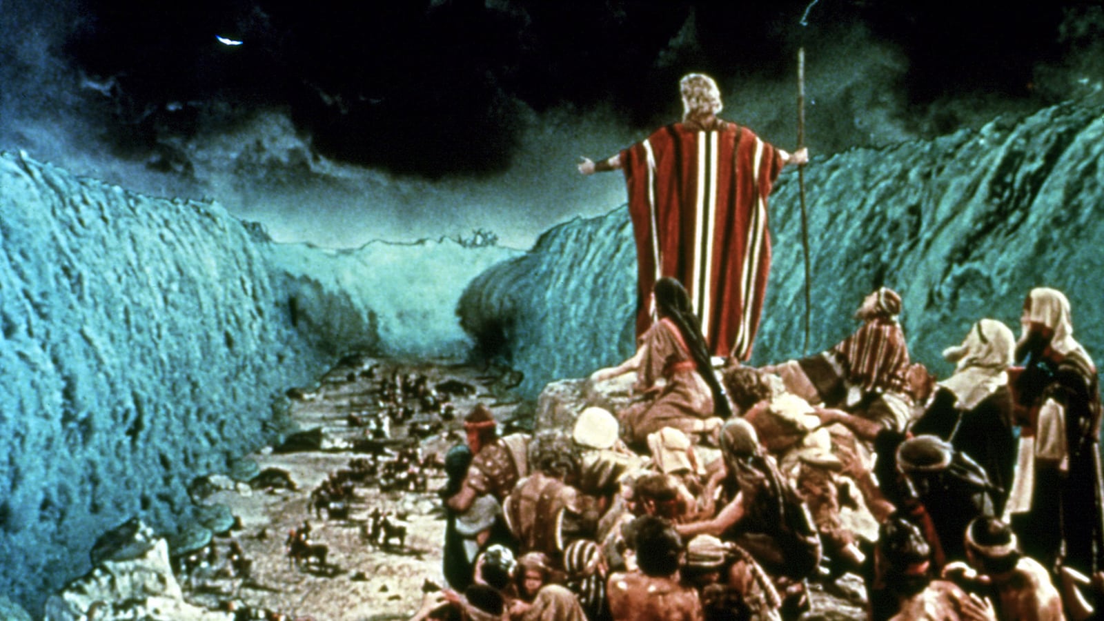 articles/2017/04/08/at-passover-seders-american-jews-sing-of-the-heart-of-the-stranger/170408-bachman-passover-immigrants-tease_kxadcn