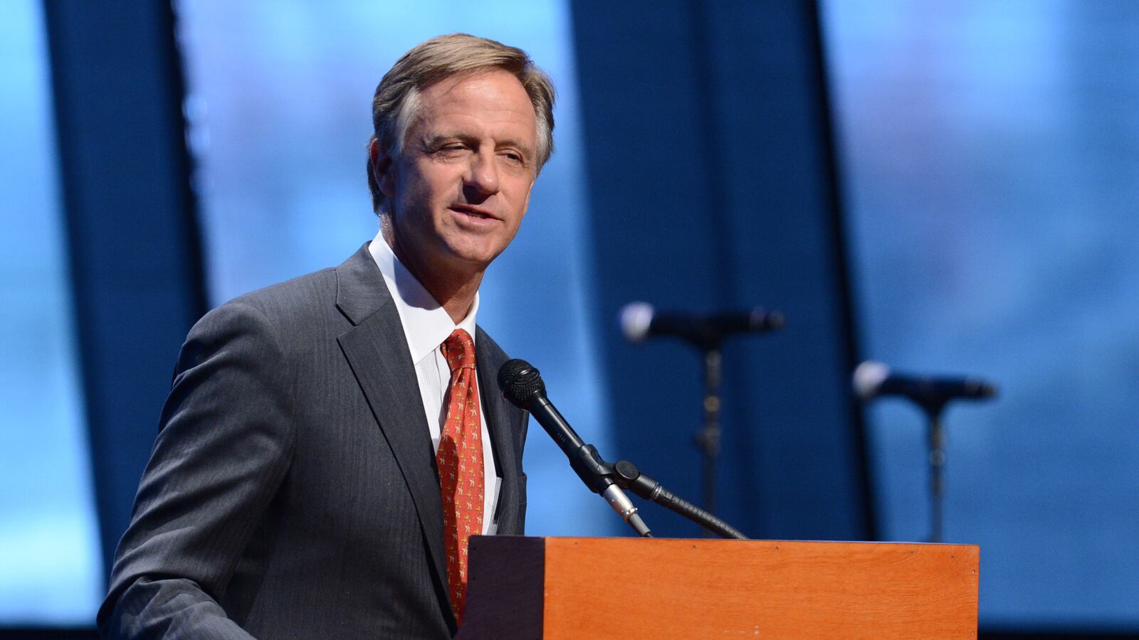 cheats/2016/05/20/gov-allows-tn-to-sue-feds-over-refugees/141215-Bill-Haslam-cheat_occlsq
