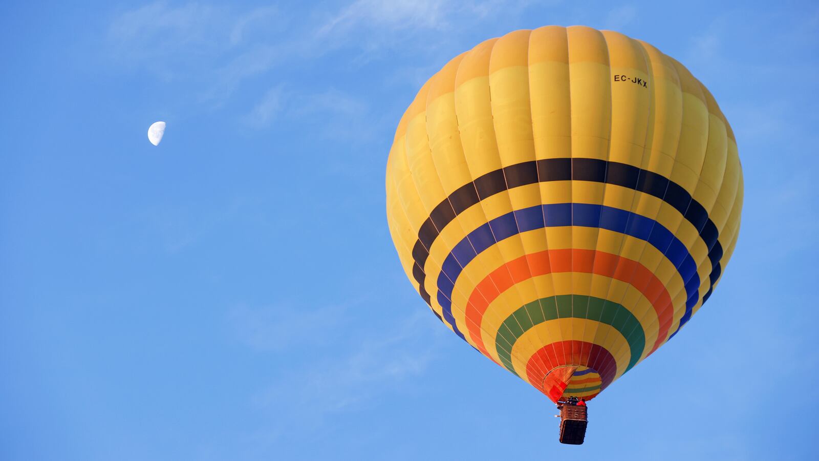 2021-01-05T095445Z_1942150613_RC2L1L9OQYD7_RTRMADP_3_CHRISTMAS-SEASON-SPAIN-THREE-KINGS-BALLOON_iwlbbm