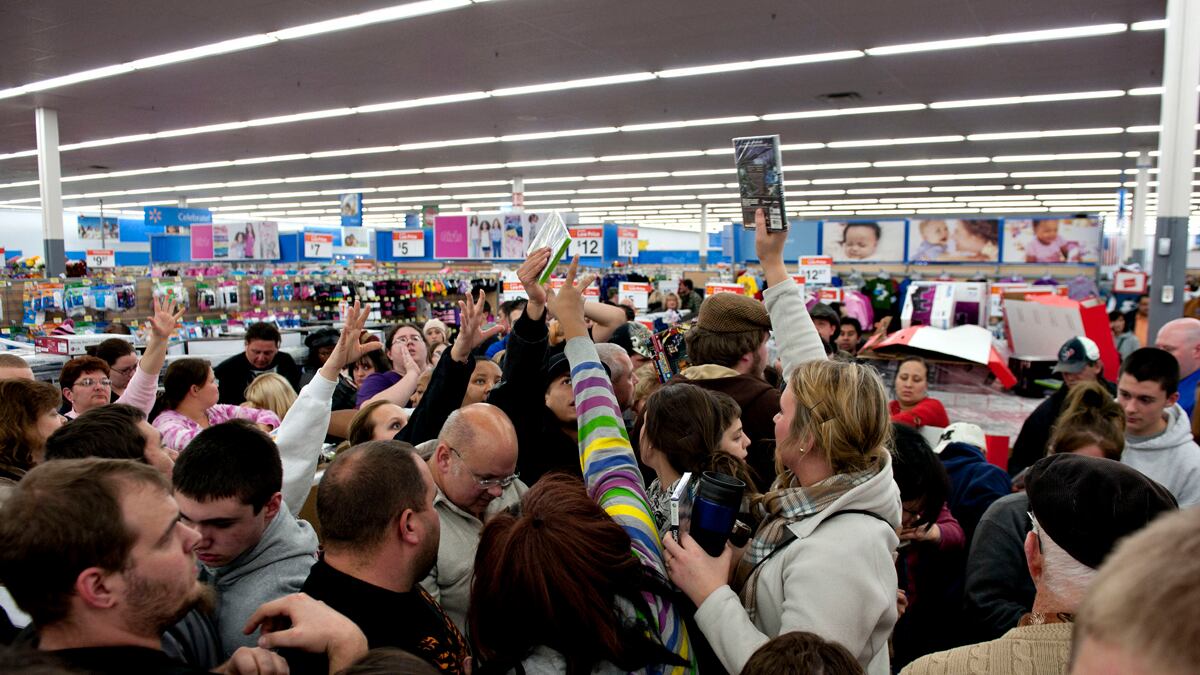 cheats/2011/11/26/pepper-spraying-shopper-surrenders/black-friday-wal-mart-pepper-spray-cheat_hlaek7