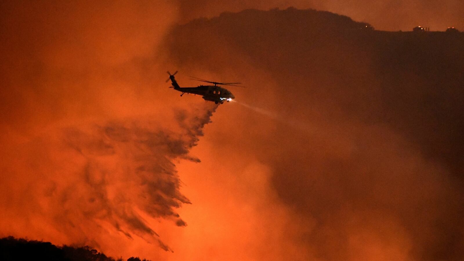 cheats/2016/06/05/thousands-evacuated-in-ca-wildfire/160605-calabasas-fire-cheat_two1wq