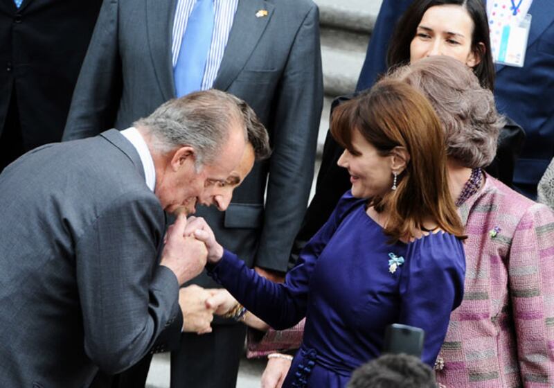 galleries/2009/12/14/the-year-in-bows/bows---king-carlos-and-bruni_x1vtuv