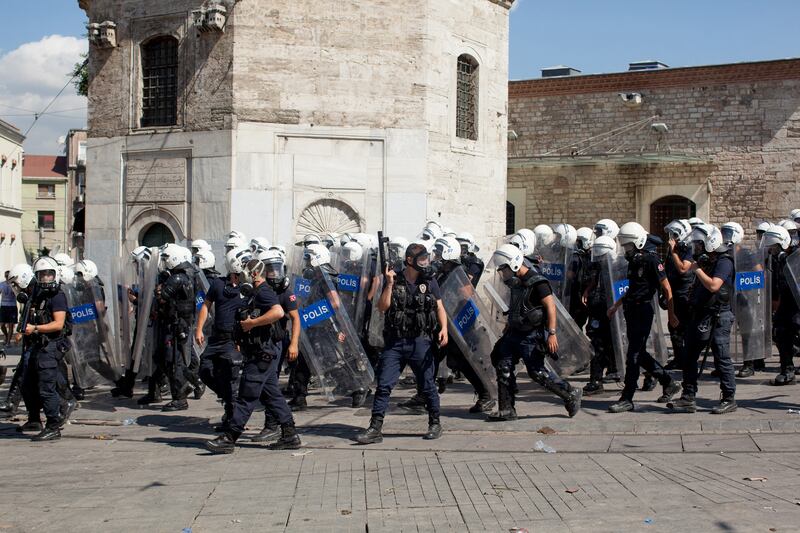 galleries/2013/05/31/occupy-istanbul-errupts-in-violence-photos/130601-turkey-day2-06_qutujm
