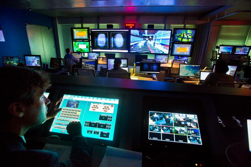 articles/2013/08/15/booz-allen-keeps-winning-government-security-contracts-after-snowden-leak/130814-booz-allen-tease_ozea01