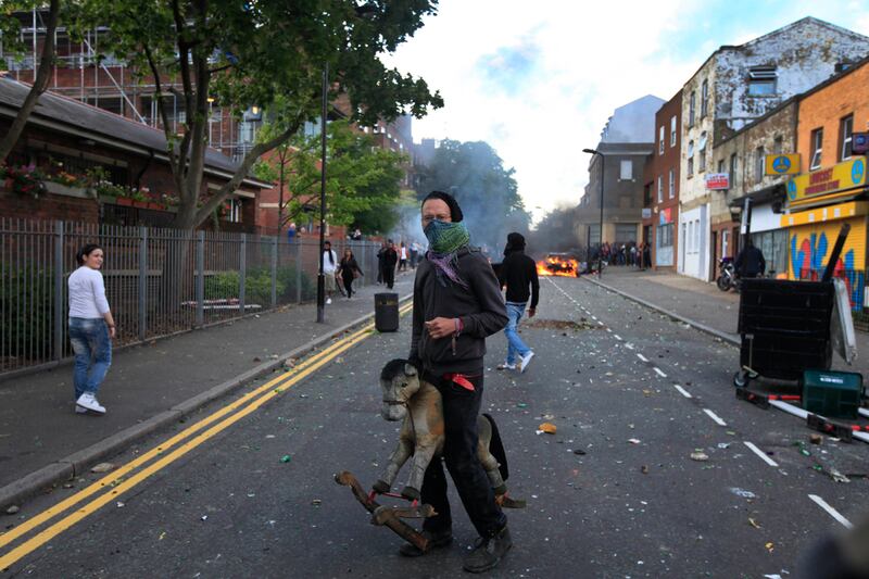 galleries/2011/08/09/photo-of-riots-across-london-and-united-kingdom/london-riots-protestors2_ilfpkp
