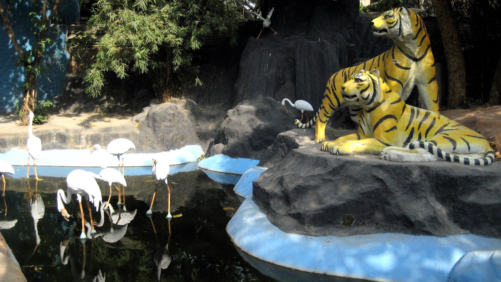 190531-manthei-theme-park-tease_mibqps