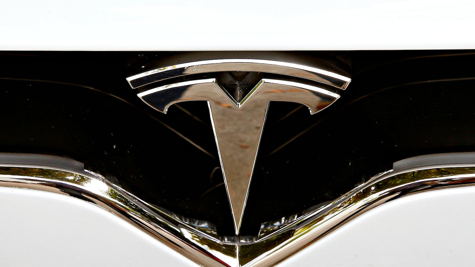 cheats/2017/03/17/tesla-discontinuing-its-least-expensive-model/170317-tesla-model-s-cheat_fkrrei