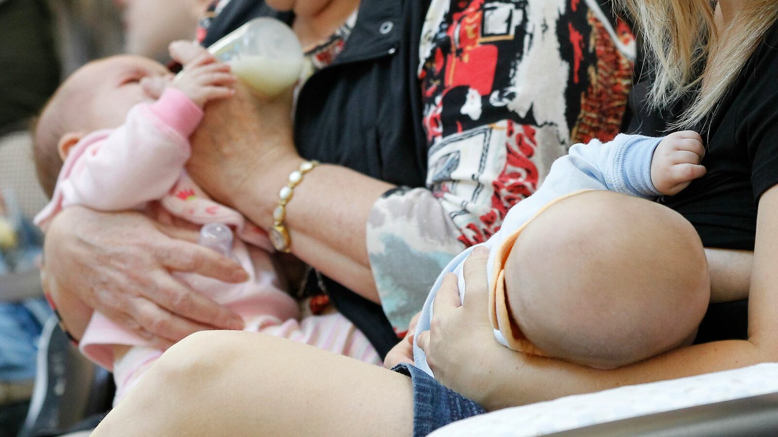 180708-u.s.-breastfeeding-resolution-threats-cheat_cyf1ah