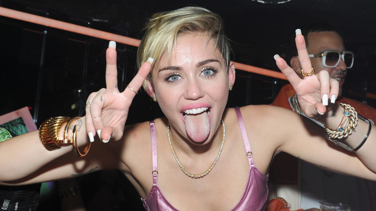 cheats/2013/10/20/miley-dating-rolling-stone-photog/131020-cyrus-wenner-cheat_d78aqs