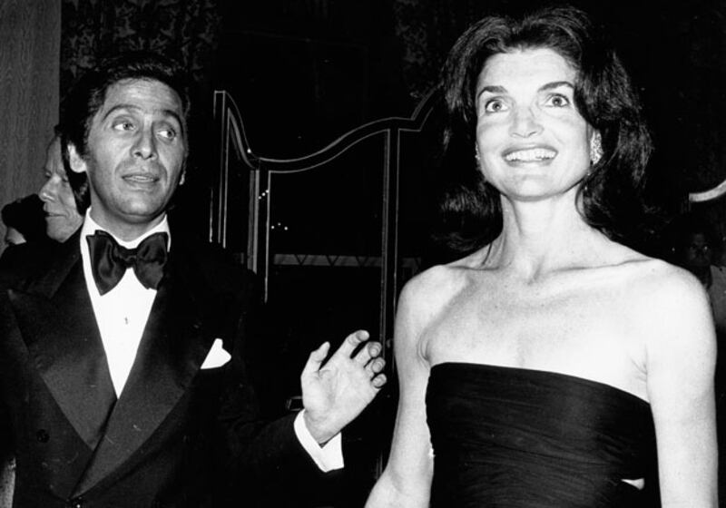 galleries/2009/12/07/valentino-through-the-ages/tymauer--valentino--jacqueline-kennedy-onassis_y6f4sp
