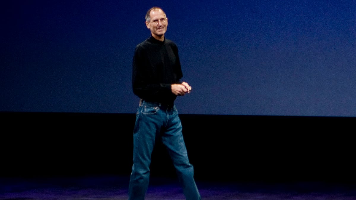 articles/2011/10/06/steve-jobs-timeless-geek-chic-faded-jeans-and-a-mock-turtleneck/steve-jobs-fashion-givhan_roq5d4