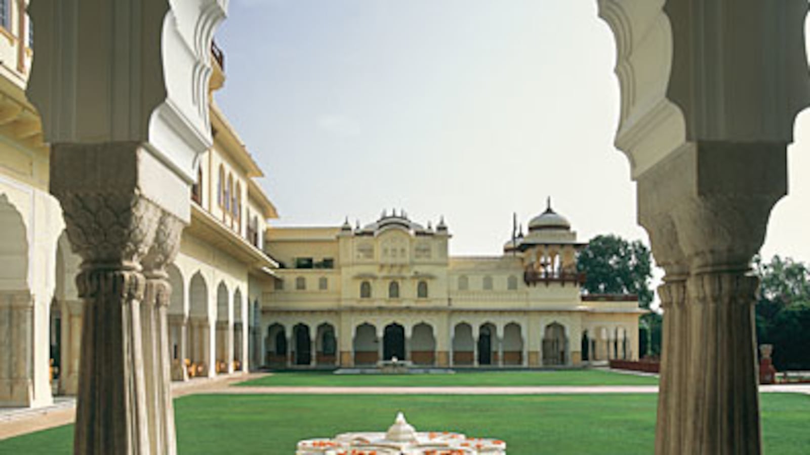 articles/2010/01/22/rambagh-palace-jaipur/cole-rambagh-hotel---gallery-launch_puqv18
