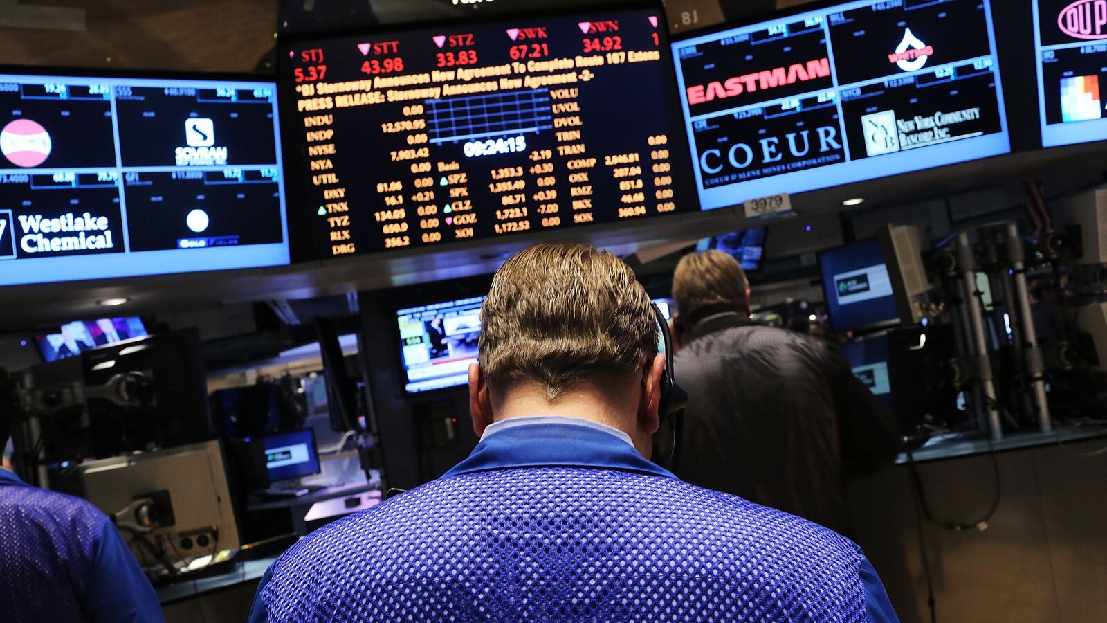 cheats/2012/11/19/investment-slows-amid-cliff-fears/investments-slow-amid-fiscal-cliff-fears-cheat_ch70im