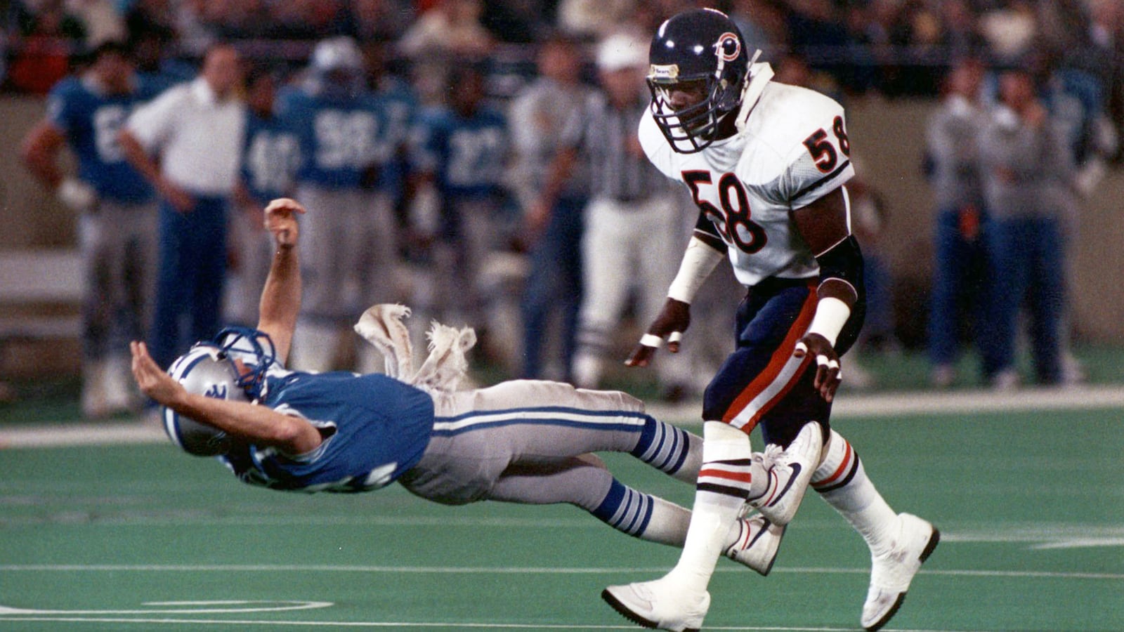 articles/2013/11/07/the-hit-heard-around-the-world/131106-bears-football-hit_jp0p4a