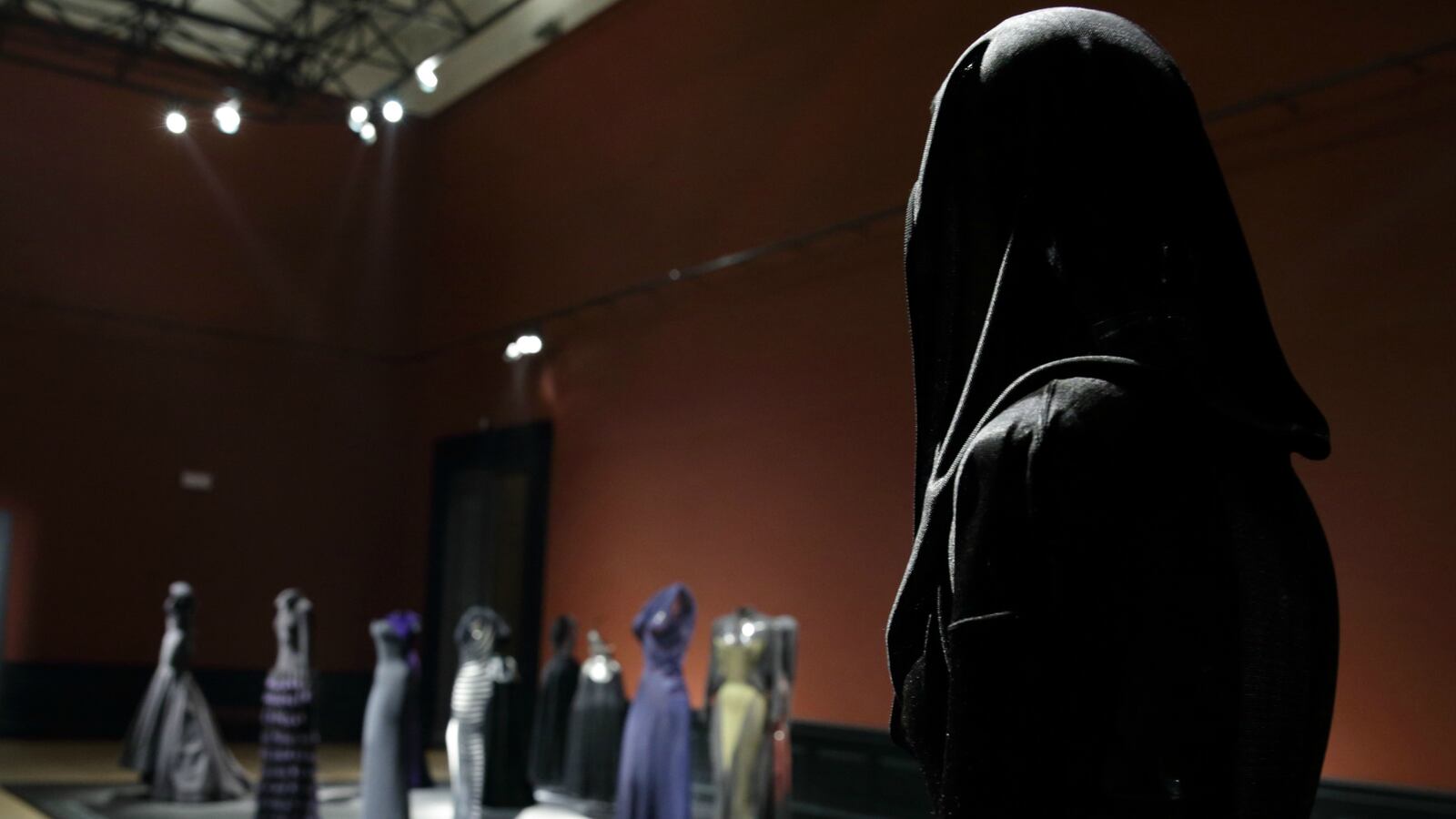 171118-designer-azzedine-alaia-dead-cheat_kll7a5