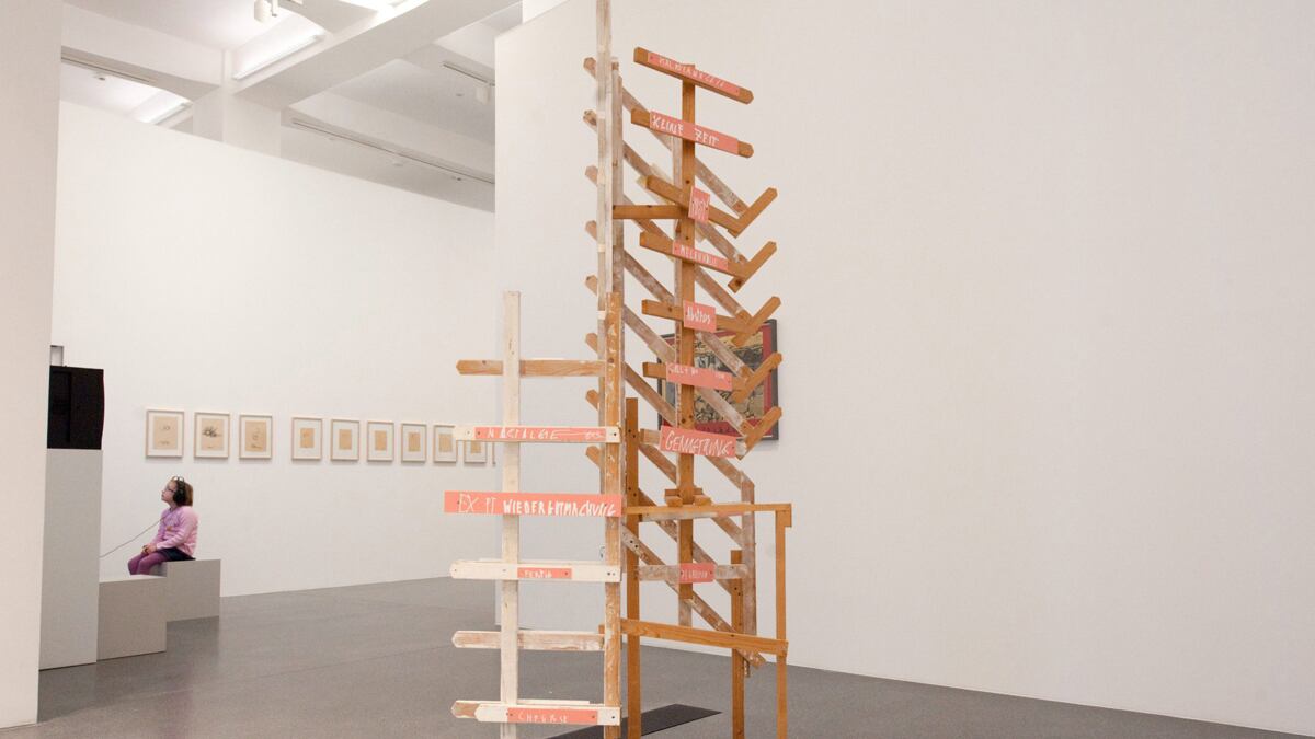 cheats/2011/11/07/cleaning-lady-damages-1-1-million-art/1.1-million-dollar-sculpture-damaged-cs_bhsdrp